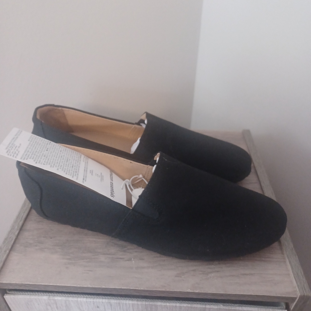 NEW Amazon Essentials Slip On Canvas Shoes Sz 10 //